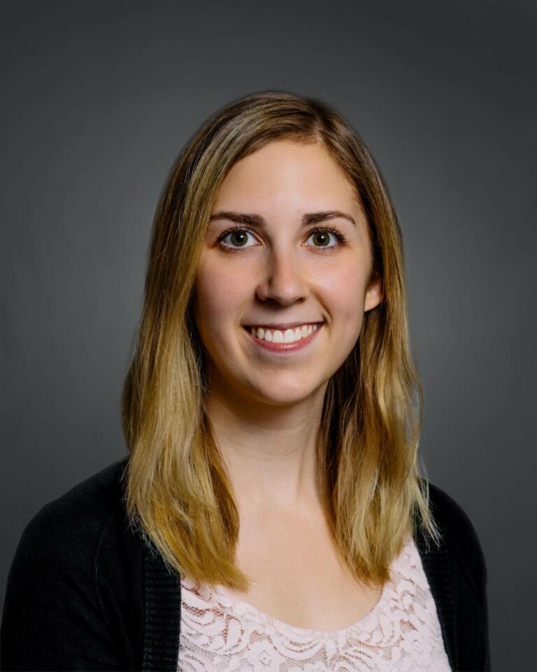 Elisabeth Rutter Headshot 2redors